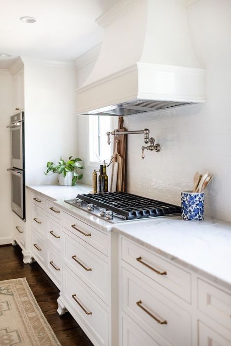 White Classic Kitchen, Timeless White Kitchen, White Kitchen Traditional, Beautiful White Kitchens, Kitchen Hood Design, Classic White Kitchen, Traditional Kitchen Design, Dark Kitchen, White Backsplash