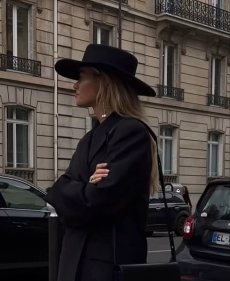 Western Hat Outfit, Black Hat Outfit, Wide Brim Hat Outfit, Brim Hat Outfit, Hats Outfit, Minimalist Outfits, Mom Clothes, Styling Outfits, Hat Outfit