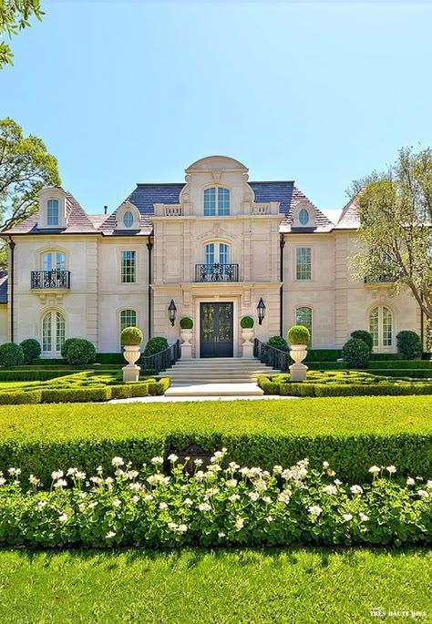 Modern French Chateau, French Country Chateau, French Chateau Style, Luxurious Garden, Porch Design Ideas, Country Style Interiors, Chateau Style, Front Porch Design, French Country Design