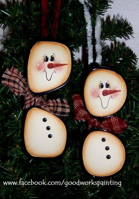 Snowman Glasses, Christmas Jewelry Diy, Primitive Christmas Decorating, Gingerbread Crafts, Vintage Jewelry Ideas, Homemade Ornaments, Snowman Faces, Snowmen Patterns, Ornament Frame