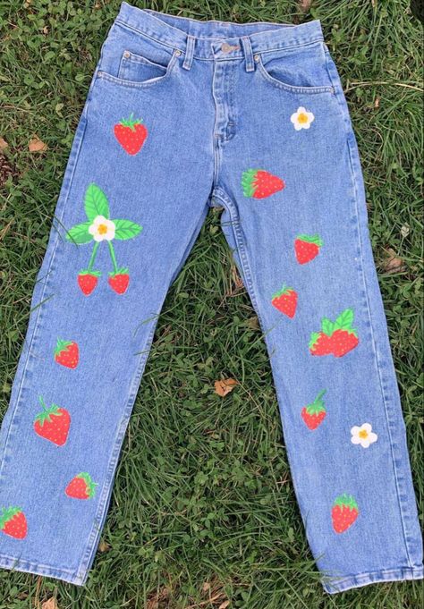 Jean Painting Aesthetic, Painted Mom Jeans, Strawberry Painted Jeans, Flower Jeans Outfit, Strawberry Jeans, Diy Bell Bottom Jeans, Strawberry Pants, Rodeo Jeans, Denim Painting