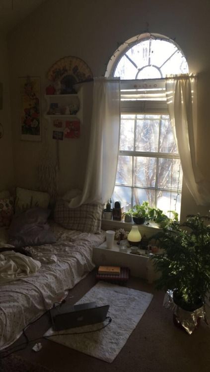 Room Ideas Aesthetic Bed On Floor, Bed On The Floor Ideas Cozy Bedroom Small Spaces, Floor Beds Aesthetic, Bed On The Floor Ideas Cozy Bedroom, Floor Bed Aesthetic, Bed On Floor Ideas Aesthetic, No Bedframe, Bed On The Floor Ideas, Bed On Floor Ideas