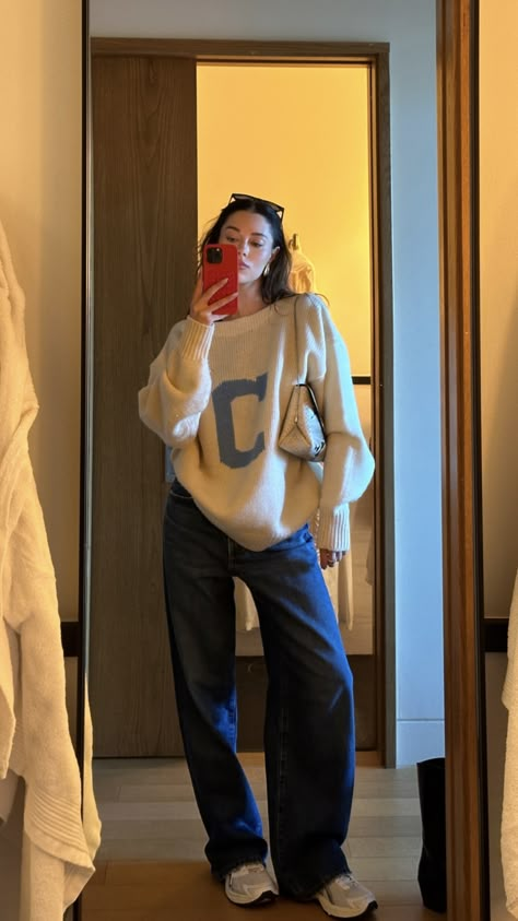 Head Band Outfit Winter, Seoul Style Outfits, White High Neck Outfit, Ootd Mirror Selfie, Casual Tshirt Outfit, Uni Fits, Camila Morrone, Seoul Fashion, Look Older