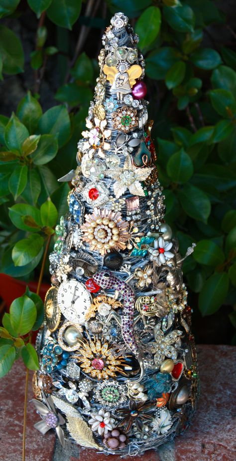 Brooch Display, Old Jewelry Crafts, Costume Jewelry Crafts, Steampunk Christmas, Jeweled Christmas Trees, Vintage Jewelry Ideas, Small Christmas Tree, Vintage Jewelry Repurposed, Jeweled Christmas