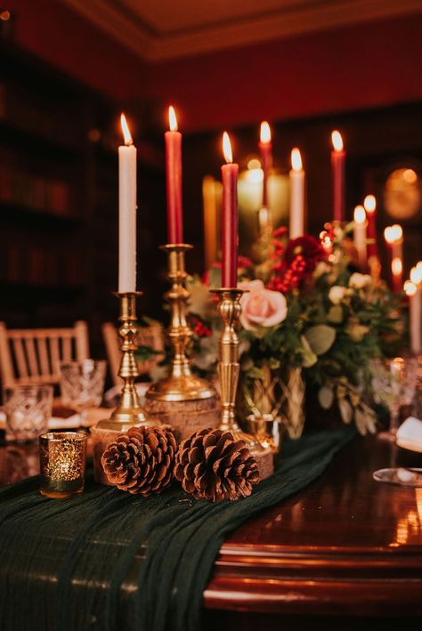 christmas wedding table ideas Winter Wedding Round Tables, Christmas Wedding Tablescape, Christmas Wedding Round Table Decor, Christmas Wedding Top Table, Christmas Wedding Bride And Groom Table, Christmas Wedding Couple Table, Christmas Wedding Signage, Vintage Christmas Wedding, Christmas Wedding Table