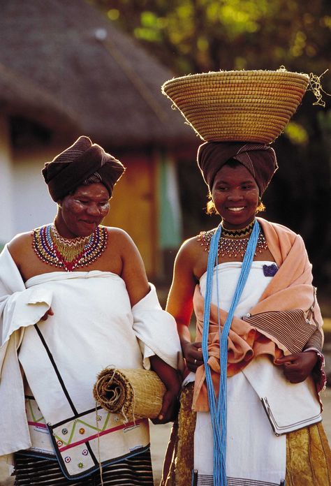 Xhosa Bride, Outfit Ideas Korean, Afrikaanse Mode, Africa Do Sul, Sneaker Lovers, African People, Out Of Africa, Summer Work, Winter Mode