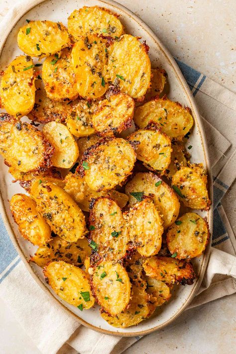 Healthy Potato Sides, Supper Appetizers, Potato Delight, Parmesan Potato Recipe, Crispy Parmesan Potatoes, Buttery Potatoes, Farmers Casserole, Delicious Sides, Healthy Potatoes