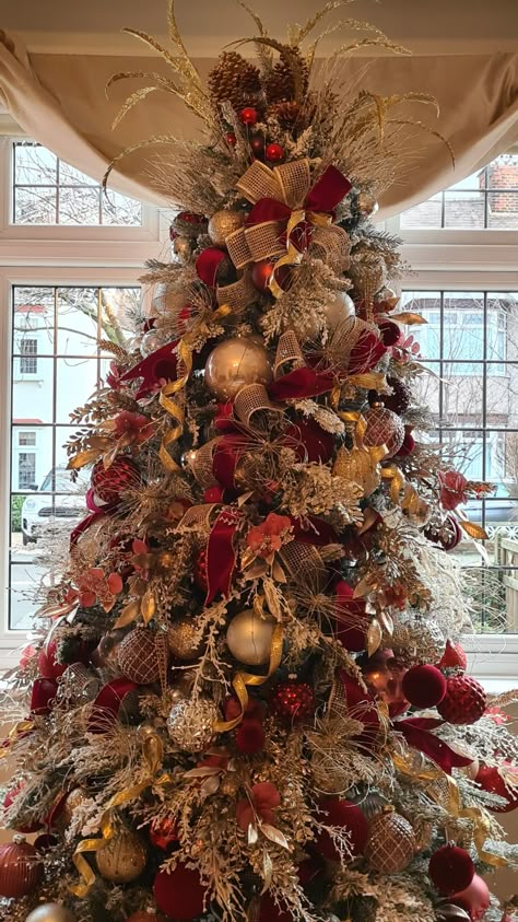 Christmas Tree With Angel Topper, Creative Christmas Tree Ideas, Unique Christmas Tree Ideas, Elegant Christmas Tree Decorations, Christmas Tree Trimming, 2025 Christmas, Gold Christmas Tree Decorations, Tree Decor Ideas, Christmas 2025