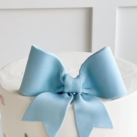 Becca Cakes on Instagram: "Recreated a design we’ve done in the past but with a bow moment for a baby shower 🎀 So adorable! . . . . . . #cakedesign #cakedecorating #cakeart #buttercream #houstoncakes #houstonbakery #houstonbaker" Blue Bow Cake, Bow Cake, Bow Cakes, Gender Reveal Cake, Baby Shower Winter, White Cake, Blue Bow, Cake Art, Gender Reveal