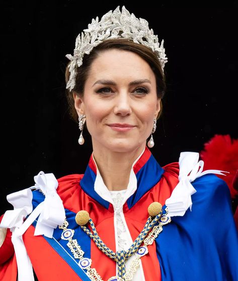 Royal Blue Coat, Principe William Y Kate, Coronation Gown, Lovers Knot Tiara, Princesa Elizabeth, Chef Club, Principe William, Kate Middleton Outfits, Princess Elizabeth