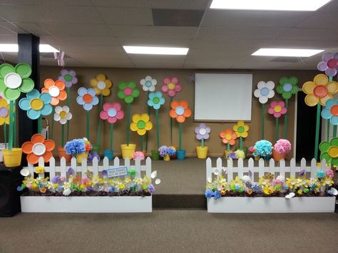 Easter Hallway Decorations School, Spring Concert Decorations, Spring Hallway Decorations, School Hallway Decorations, Outdoor School Activities, Kindergarden Graduation, Tv Unit Designs, Modern Tv Unit, Easter Kindergarten