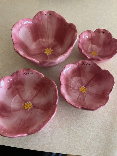 Ceramic Mugs Flowers, Pitch Pots Ceramics, Pretty Bowls Ceramics, Textured Pinch Pot Ideas, Pretty Ceramic Bowls, Pink Ceramic Bowl, Ceramic Bedroom Decor, Flower Mug Ceramics, Ceramics Dinner Set