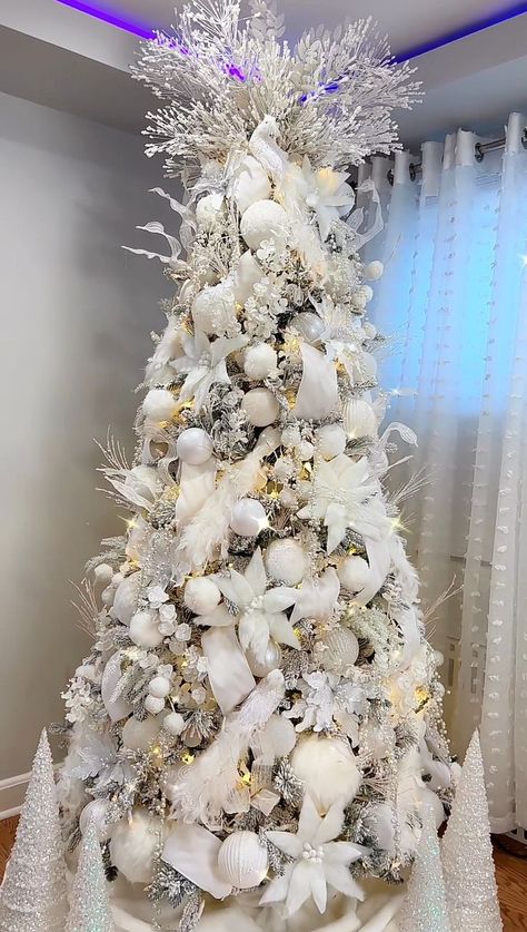 White Christmas Tree Decorating Ideas Winter Wonderland, Snow Flocked Christmas Tree Decor, White Themed Christmas Tree, Colorful Christmas Decor Ideas, All White Christmas Tree, Christmas Tree Winter Wonderland, Ornament Clusters, Christmas Decor Projects, Christmas Decor Simple