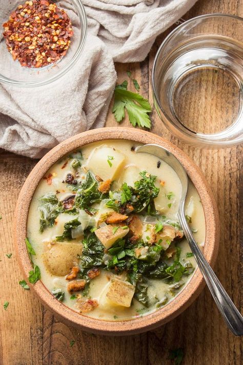 Olive Garden Zuppa Toscana Soup Vegan, Vegan Olive Garden Soup, Vegan Sausage Potato Soup, Vegan Zuppa Toscana, Copycat Soup, Potatoes And Kale, Vegan Potato Recipes, Vegan Potato Soup, Toscana Soup