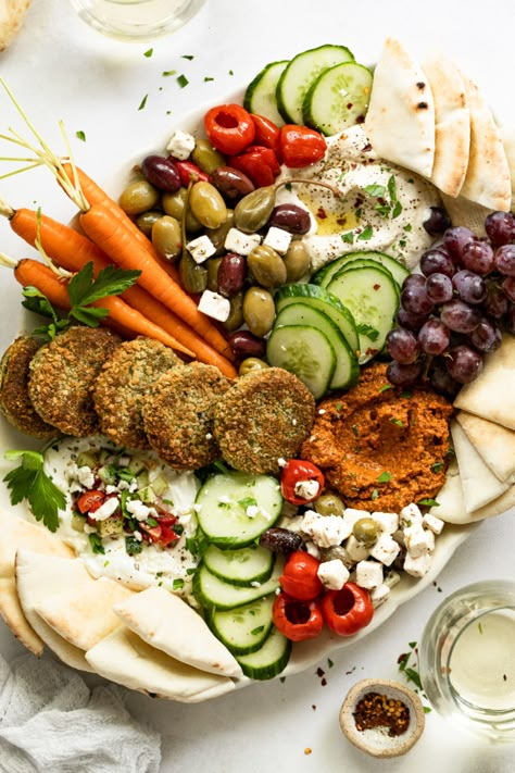 Party Food Platters Vegetarian, Vegetarian Sharing Platter, Vegetarian Mezze Platter, Naan Platter, Greek Platter Mediterranean Dishes, Vegetarian Platter Ideas, Mediterranean Dinner Party Menu Ideas, Lunch Platter, Appetizer Platter