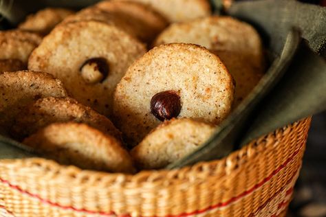 Clove Cookies, Dried Cloves, Citrus Desserts, Orange Cookies, Orange Clove, How To Roast Hazelnuts, Spice Recipes, Slow Food, Biscuit Recipe