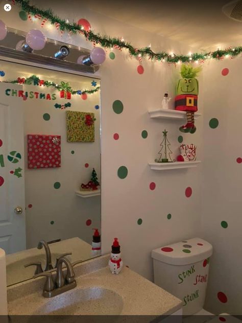 Diy House Christmas Decorations, Christmas Decor Ideas Paper Crafts, Christmas Decor Ideas Kids Room, Christmas Ideas For Kitchen, Diy Grinch Themed Christmas Decoration, New House Hacks, Bathroom Christmas Decor Ideas Diy, Diy Grinch Christmas Decor, Grinch Room Ideas