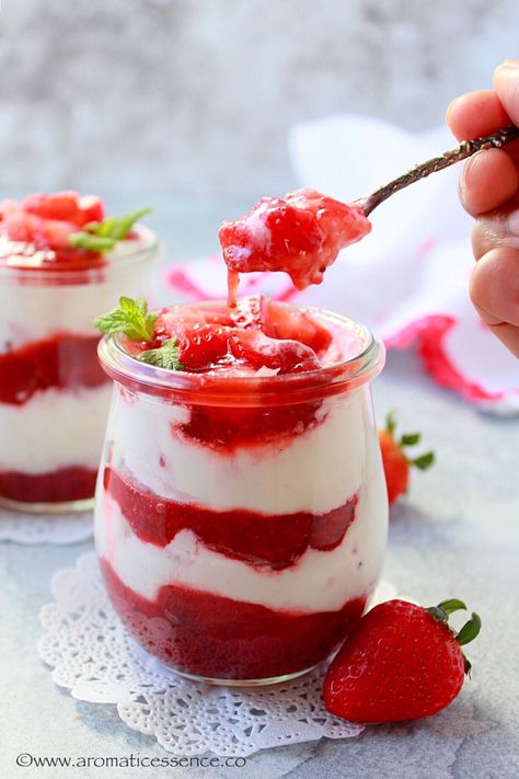 Strawberry Fool, Frozen Strawberry Desserts, Fool Recipe, Cream Desserts Recipes, Fruit Fool, Dessert Pizza Fruit, Life In The Countryside, Strawberry Dishes, Recipe Strawberry