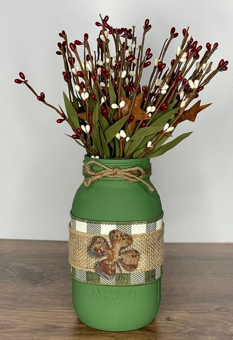 Primitive Mason Jars, Diy St Patricks Day Decor, St. Patrick's Day Diy, Mason Jar Centerpiece, St Patricks Crafts, Green And Burgundy, Irish Crafts, Tin Star, St. Patrick’s Day