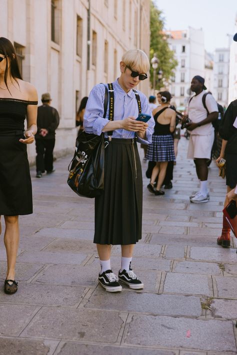 Guys Are Freaking It In Skirts and Shorts All Across Europe Right Now | GQ Man In Skirt Outfit, Male Skirt Outfit, Guys In Skirts Fashion, Men Skirt Outfits, Skirts For Men, Men In Skirts, Fluid Fashion, Streetwear Skirt, Boys In Skirts