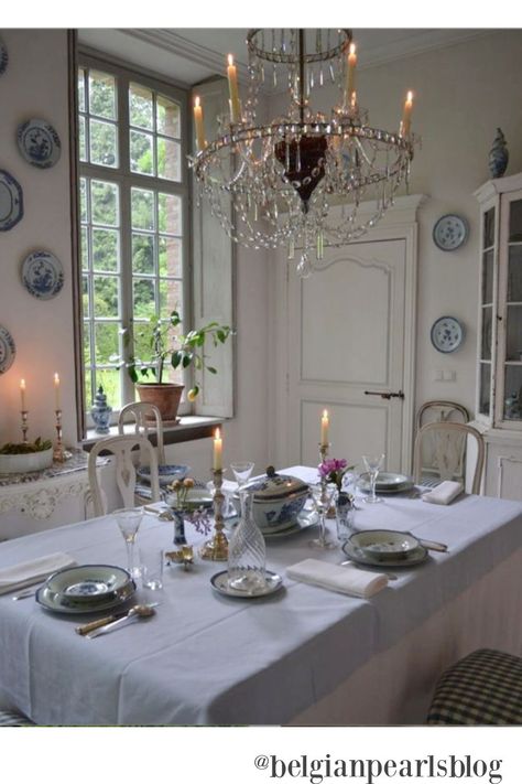 Belgian Pearls, Holiday Decorating Ideas, Christmas Decorating Ideas, Gustavian Style, Elegant Dining Room, Hello Lovely, Antique Interior, Dining Room Inspiration, Design Del Prodotto