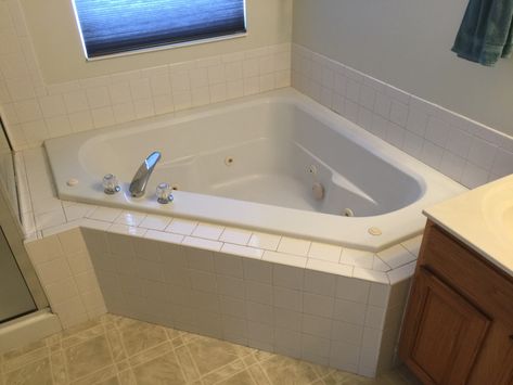 Garden Tub Makeover, Garden Tub Ideas, Bathtub Bench, Corner Jacuzzi Tub, Bathtub Cover, Large Bathtub, Spa Cover, Bathtub Sizes, Jacuzzi Bathtub