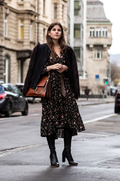 Long coat with high boots. #style #fashion #winterfashion #mididress #styletips Midi Dress In Winter, Winter Fashion Outfits Dressy, Floral Dress Winter, Dress In Winter, Midi Dress Winter, Winter Maternity Outfits, Winter Mode Outfits, Dressy Jeans, Below The Knee Dresses