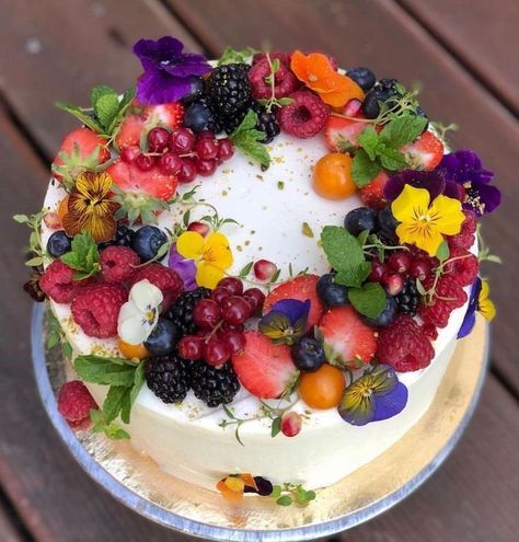 Berry Wedding Cake, Fruit Birthday Cake, Fruit Wedding Cake, Edible Flowers Cake, Flower Cake Decorations, Berry Wedding, Fruity Cake, Berry Cake, Pretty Dessert