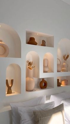 Tiny Niche Ideas, Greek Design Interior, Greek Style Home Interiors, Niches Design Wall, Mediterranean Style Homes Interior, Arched Niche In Wall, Medditeranean Style Home Interior Design, Wall Niche Ideas Living Room, Medditeranean Style Home