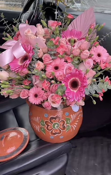 Mexican Inspired Floral Arrangements, Mexican Flower Bouquet, Cantaritos Decoration, Mexican Wedding Centerpieces, Mexican Pottery Decor, Mexican Inspired Wedding, Ribbon Flowers Bouquet, Sweet 15 Party Ideas, Sweet 15 Party Ideas Quinceanera