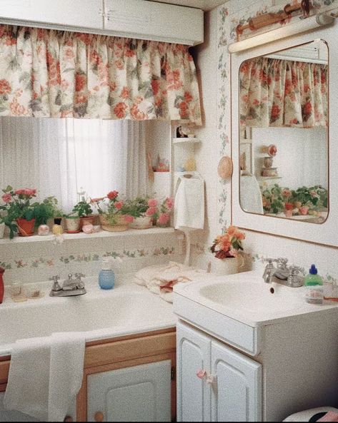 Cottagecore Rooms, Small Country Bathroom, 1980s Bathroom, 80’s Decor, 90s Interior, 90s Home Decor, Funky Kitchen, Cottage Interior Design, 80s Home