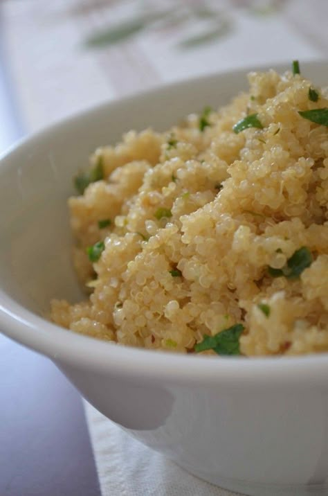 lemon quinoa Quinoa Recipes Lemon, Lemon Garlic Quinoa, Lemon Pepper Quinoa, Lemon Quinoa Recipes, White Quinoa Recipes Healthy, White Quinoa Recipes, Quinoa Side Dish Recipes, Quoina Recipes, Lactose Free Dinners