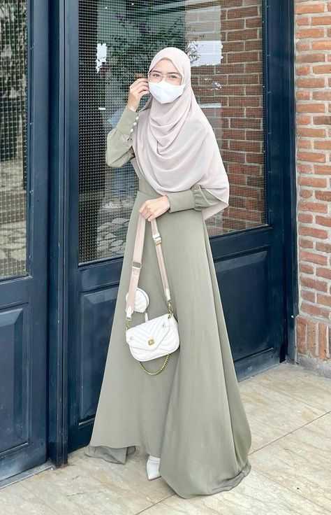 Raya Pose, Muslim Fashion Dress Simple, Hijab Poses, Burqa Designs, Green Hijab, Muslim Wedding Photos, Muslim Wedding Gown, Muslimah Fashion Casual, Hijab Model