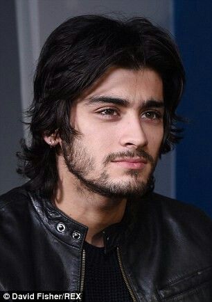 His eyes..his nose..his lips...his jawline...his cheekbones...his stubble..his earrings..his hair..his neck...his every single detail bout his body ;)xx (P.S. HE IS ZAYN MALIK,WHAT DO YOU EXPECT?) Zayn Malik Images, Hairstyles Zayn, 70s Boys, Zany Malik, Zayn Malik Hairstyle, One Direction Zayn Malik, Zayn Malik Style, Zayn Malik Photos, The Quiff