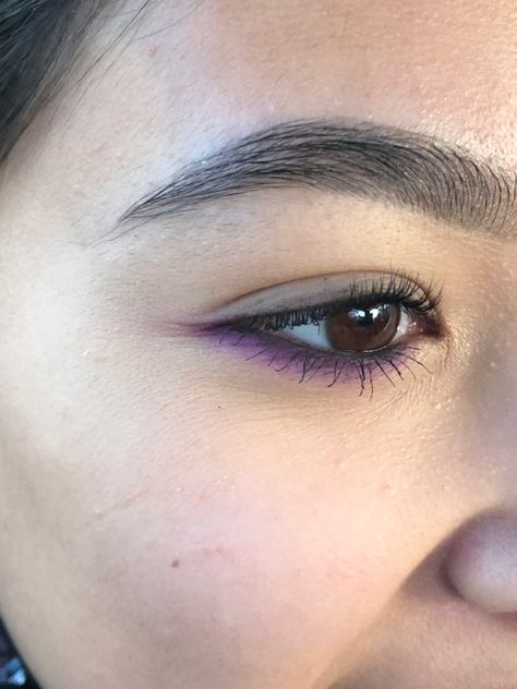 Blue Smudged Eyeliner, Purple Waterline Eyeliner, Black And Purple Eyeliner, Purple Eyeliner Aesthetic, Night Club Makeup Ideas, Purple Makeup Brown Eyes, Purple Waterline Makeup, Purple Eyeliner Brown Eyes, Dark Purple Eyeliner