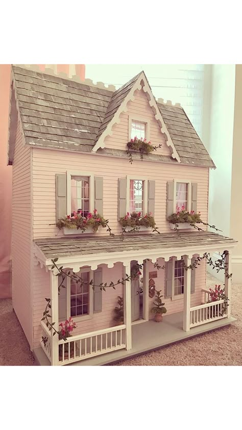 Vintage Doll House Aesthetic, Adult Doll House, Dollhouse Painting Ideas, Custom Doll House, Dolls House Exterior Ideas, Doll House Painting Ideas, Doll House Miniature, Doll House Interior Ideas, Realistic Doll House