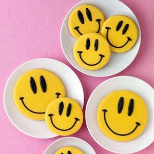 Maybe it's because I'm an illustrator, but snacks that look magical and just like they were illustrated always get my heart. On the other hand, who doesn't like fancy snacks, right? Look at these colorful treats! I bet they're delicious too. #recipe #snacks Smiley Face Cookies Recipe, Smiley Face Cookies, Emoji Themes, Smile Cookies, Face Cookies, Spring Desserts, Cookies Decorated, Easy Treats, Icing Cookies