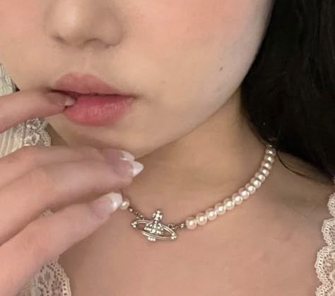 Vivi Westwood Necklace, Vienne Westwood Dress, Viviane Westwood Jewelry, Viven Westwood Necklace, Vivienne Westwood Necklace Outfit, Mini Bas Relief Pearl Choker, Mini Bas Relief Choker, Vivian Westwood Necklace, Vivienne Westwood Choker