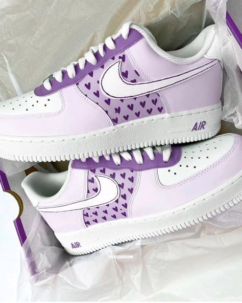 Customized Nikes, Cute Roller Skates, Preppy Shoe, Painting Sneakers, Nike Rosa, Wedding Trainers, Colour Shoes, Pretty Sneakers, Nike Air Force One