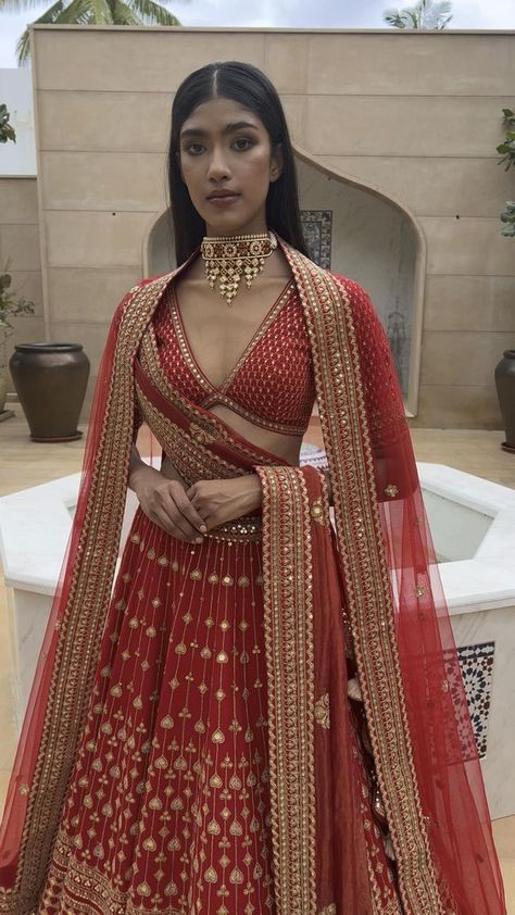 Indian Traditional Bridal Look, Trendy Bridal Lehenga, Red Wedding Lehenga, Red Bridal Lehenga, Best Indian Wedding Dresses, Anand Karaj, Chic Prom Dresses, Vermilion Red, Red Bridal Dress