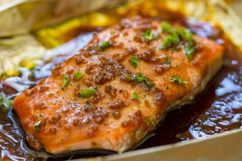 Traeger Salmon, Ways To Make Salmon, Salmon Foil Pack, Traeger Grill Recipes, Recipes Salmon, Salmon Soy Sauce, Honey Garlic Salmon, Garlic Salmon, Grilling Sides