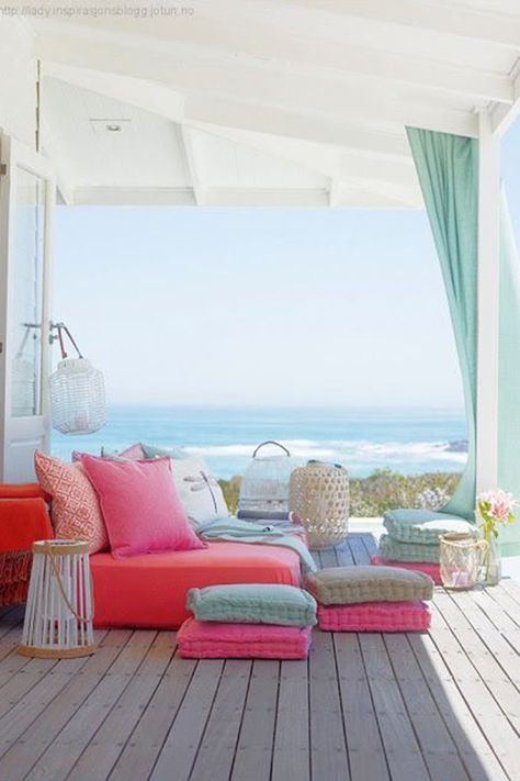 25 Chic Beach House Interior Design Ideas Spotted on Pinterest - HarpersBAZAAR.com Chic Beach House, Interior Boho, Beach House Interior Design, Interior Design Per La Casa, Dream Beach Houses, Beach House Interior, Bohol, House Interiors, Design Del Prodotto