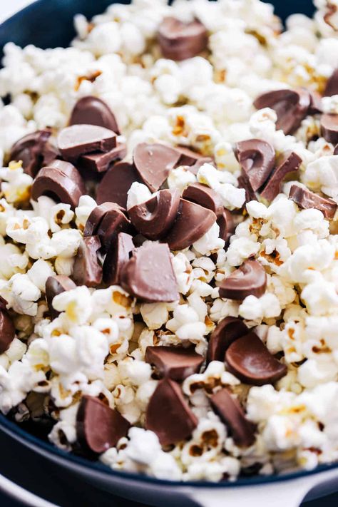 Popcorn and chopped pieces of dark chocolate in a skilled. Popcorn With Chocolate Chips, Marshmallow Drink, Chocolate Drizzled Popcorn, Chocolate Covered Popcorn, Marshmallow Desserts, Marshmallow Popcorn, Chocolate Chili, How To Make Marshmallows, 4 Ingredient Recipes