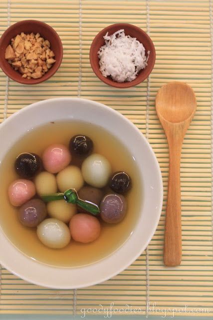 Eat Your Heart Out: Recipe: Homemade Tong Yuen (Glutinous Rice Balls) for Dongzhi Festival (22 Dec 2013) Tong Yuen Recipe, Dongzhi Festival, Cookie Pudding Dessert, Glutinous Rice Balls, Tang Yuan, Rice Desserts, Asian Dessert, Asian Sweets, Taiwan Food