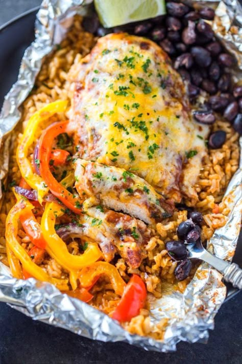 Chicken And Rice Foil Packets, Southwest Chicken And Rice, Chicken Foil Packets, Foil Pack Dinners, Foil Packet Dinners, Southwestern Chicken, Foil Pack Meals, Foil Dinners, Foil Packet Meals