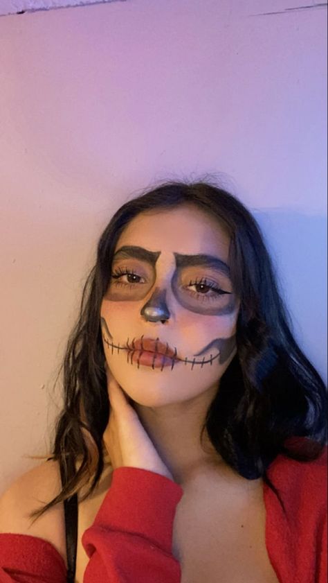 Cute Easy Skeleton Makeup, Make Up Halloween Mujer, Calavera Makeup, Jack Skellington Halloween Costume, Easy Skeleton Makeup, Calavera Halloween, Skull Face Makeup, Halloween Skeleton Makeup, Skull Face Paint