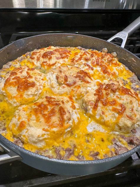 Cheddar Bay Hamburger Casserole Cheddar Bay Recipes, Hamburger And Biscuits Recipes, Cheddar Bay Biscuits Casserole, Cheddar Bay Casserole, Recipes With Cheddar Bay Biscuits, Casserole With Cheddar Bay Biscuits, Katie Cross Recipes, Burger And Biscuits Casserole, Cheddar Bay Ground Beef Cobbler