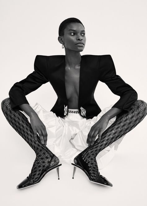 Adot Barbra-Lee Natasha Tatler Asia Lara Jade Fashion Editorial Lara Jade, High Fashion Editorial, Fashion Photography Inspiration, Trendy Fall Outfits, Fashion Photography Editorial, Moda Vintage, Sleek Fashion, Outfit Inspo Fall, Mode Streetwear