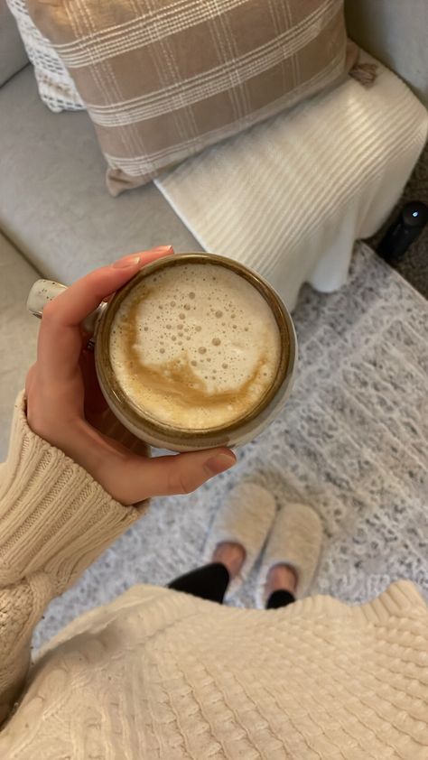 Early Fall Morning Aesthetic, Cosy Morning Aesthetic, Cozy Day In, Sunday Morning Aesthetic, Morning Coffee Aesthetic, Sunday Morning Coffee, Early Morning Coffee, Aesthetic Drinks, Cold Morning