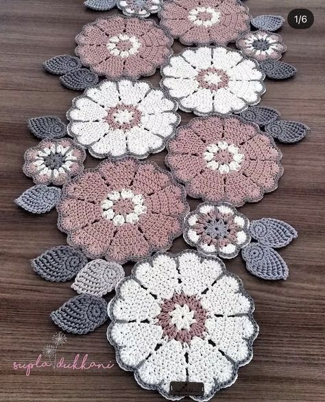 Crochet Table Runner Pattern, Crochet Carpet, Crochet Coaster Pattern, Crocheted Flowers, Pola Amigurumi, Crochet Table Runner, Crochet Decoration, Crochet Tablecloth, Crochet Flower Patterns